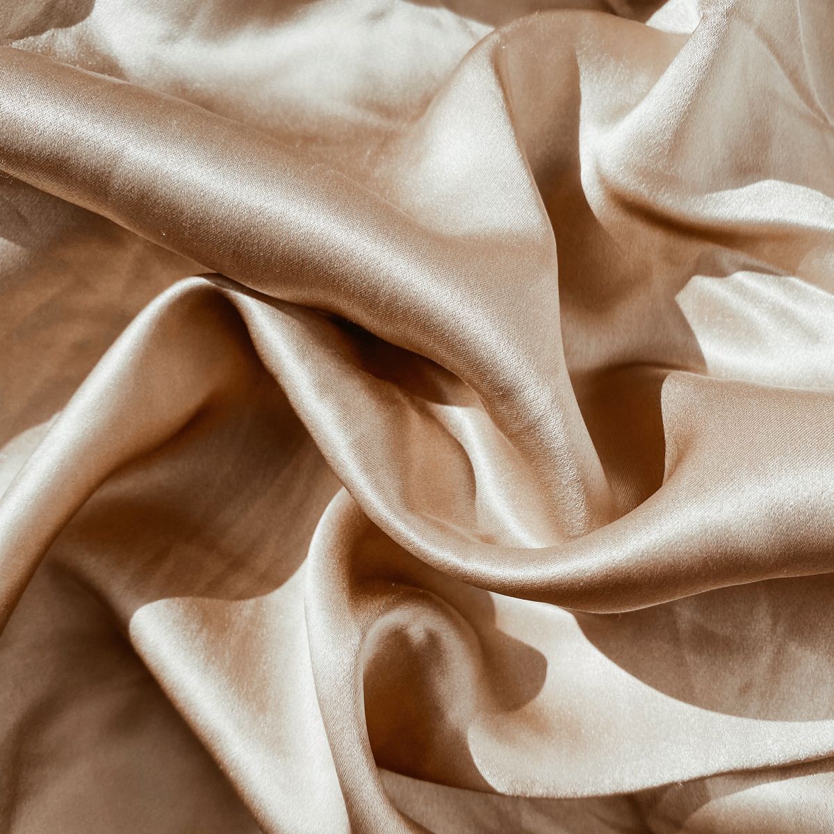 The Allure of Made-in-USA Silk Pillowcases: Why Stands Out