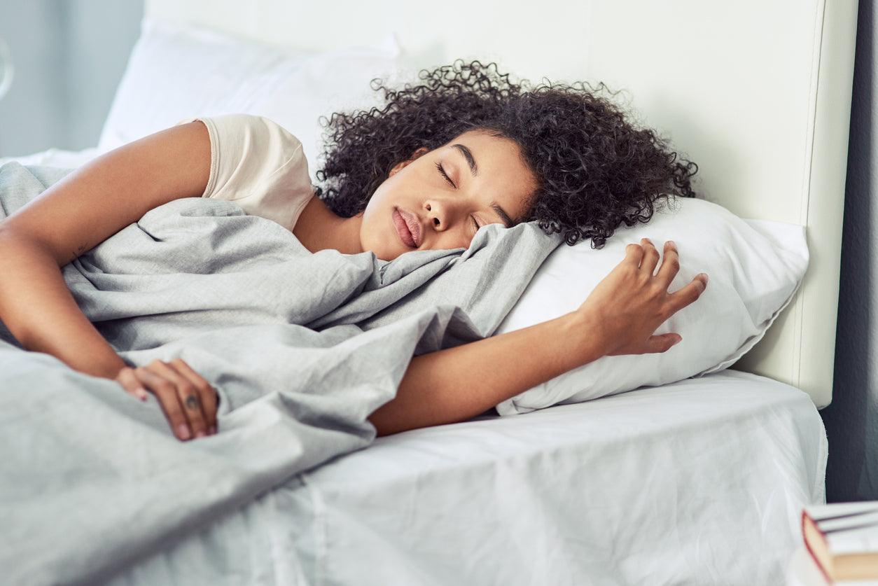 Sleeping with Wet Hair on a Silk Pillowcase: The Damage You Didn't Know - VAZASILK