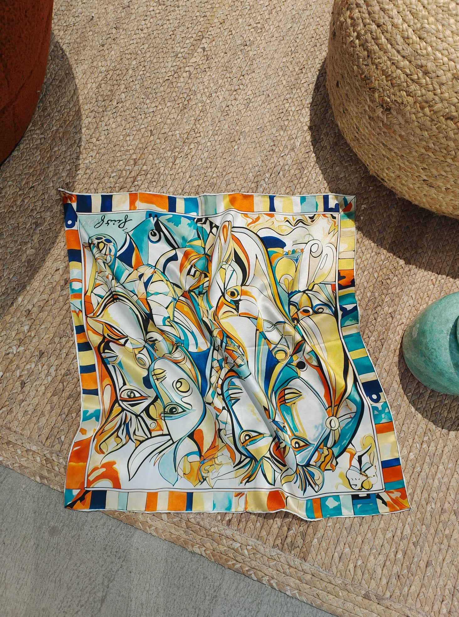 Écharpe en soie exquise : motif abstrait inspiré de l'océan.